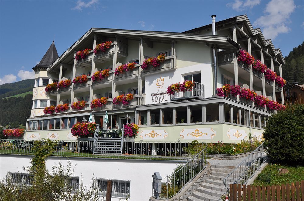 Hotel Royal Und Ferienhaus Annabel Sexten Exterior photo